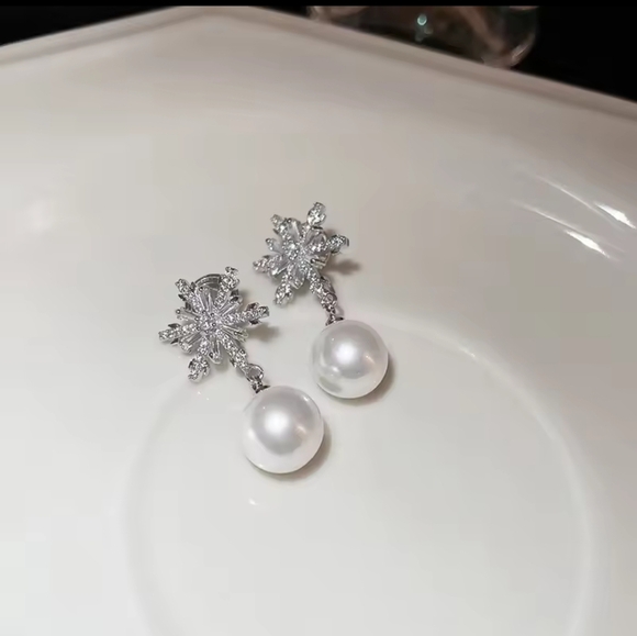 Fashion Jewelry snowflake earrings - Picture 4 of 4